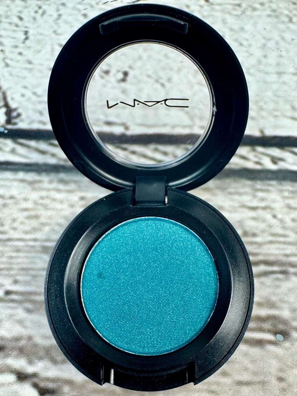 MAC Eye Shadow Green Room “Satin” - Vibrant Teal